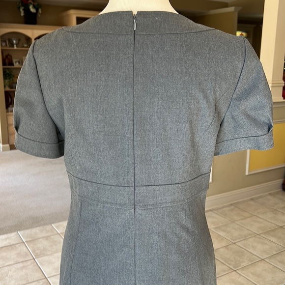 TAHARI Size 6 LIKE NEW DARK GREY DRESS - Picture 3 of 5
